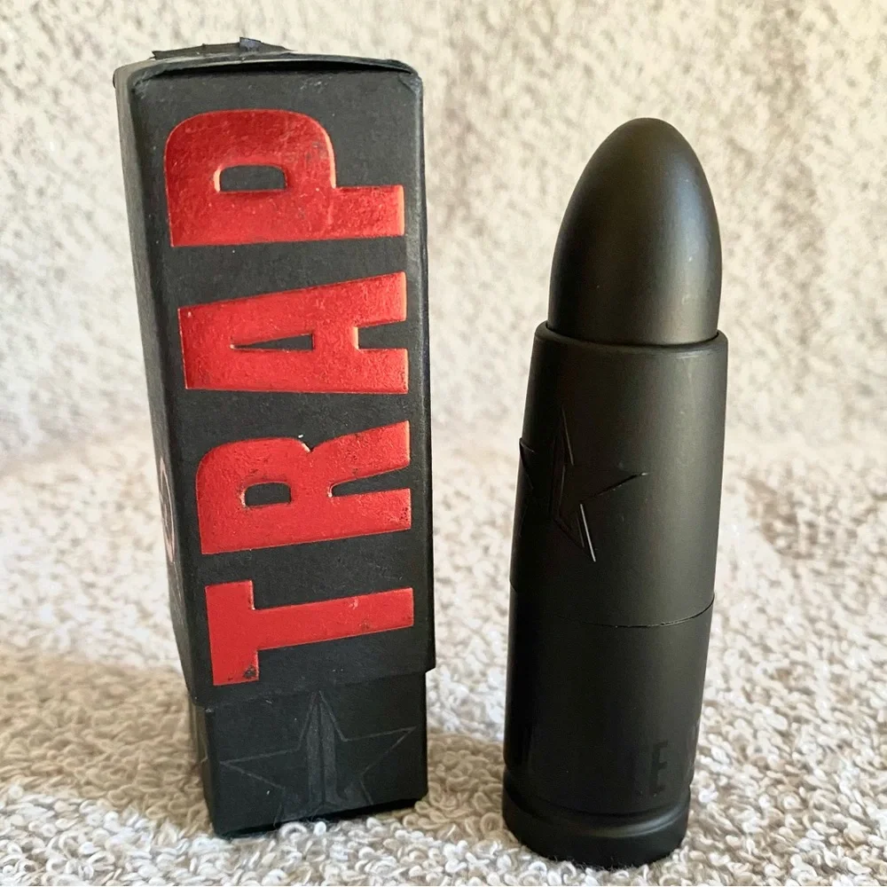 Jeffree Star Velvet trap lipstick in shade Best hair, a vibrant red new in box